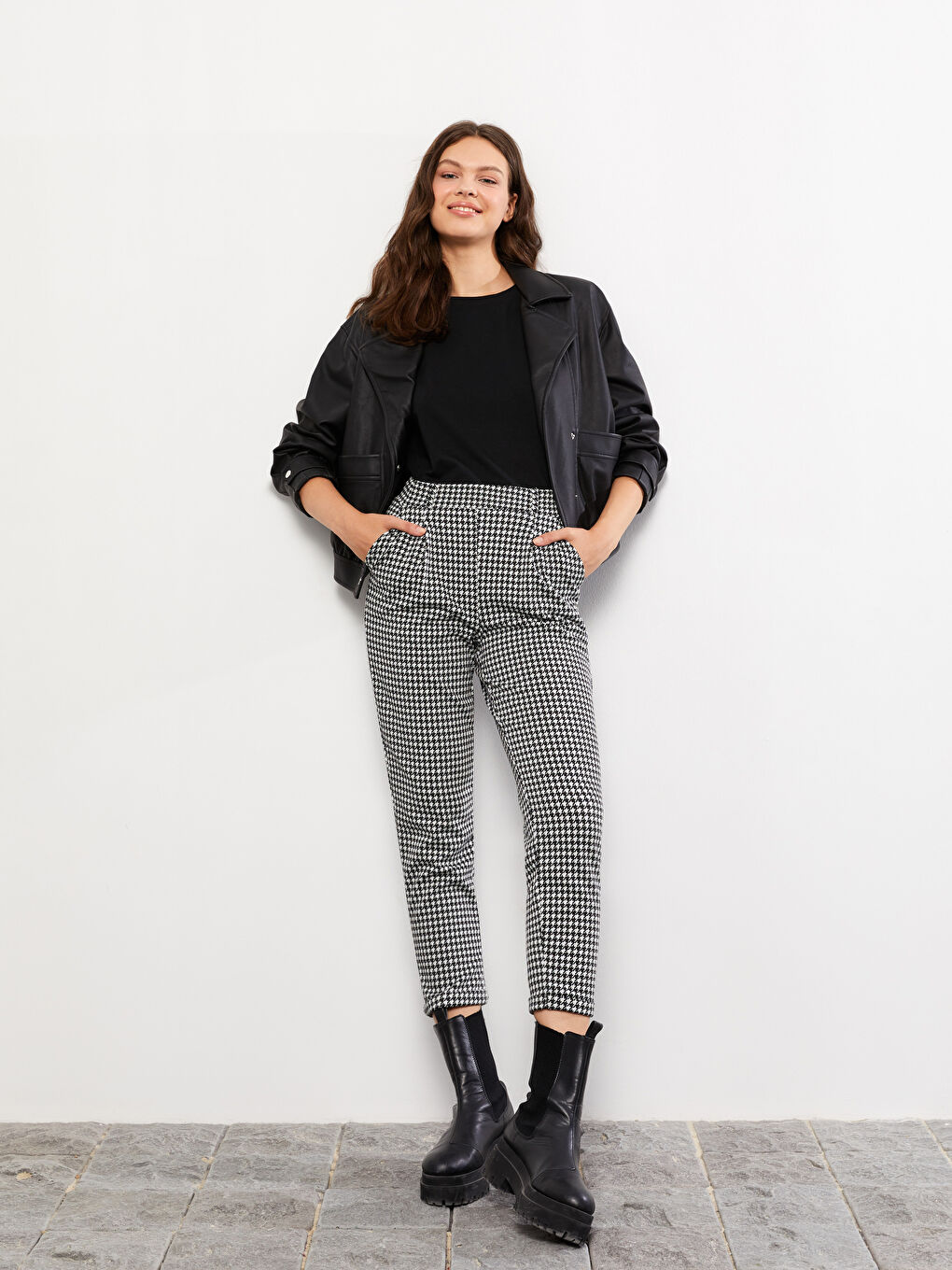 Siyah Standart Fit Desenli Kadın Pantolon