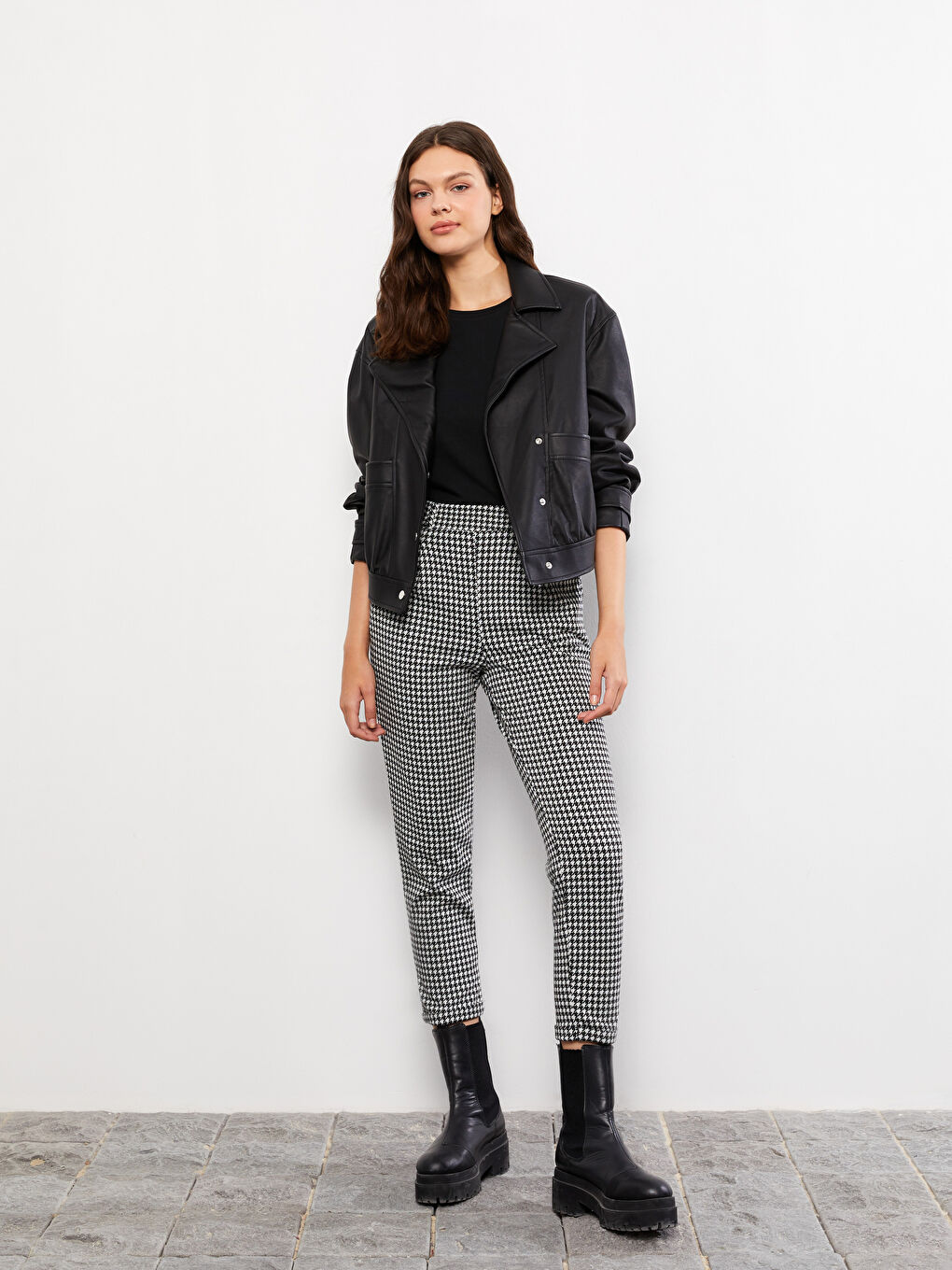 Siyah Standart Fit Desenli Kadın Pantolon-1