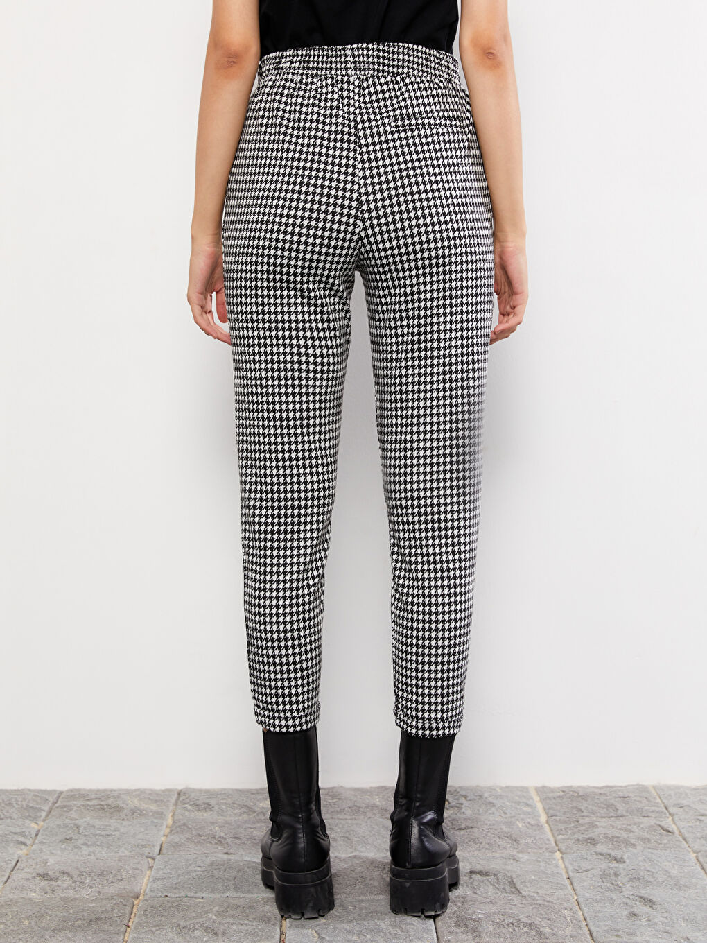 Siyah Standart Fit Desenli Kadın Pantolon-4