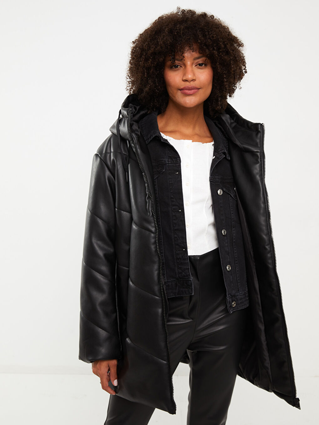 Siyah Kadın Kapüşonlu Düz Şişme Mont