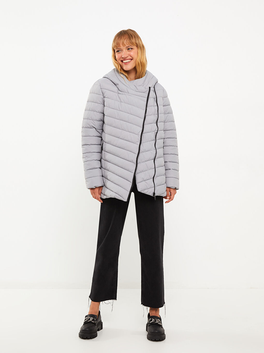 Женский однотонный пуховик с капюшоном