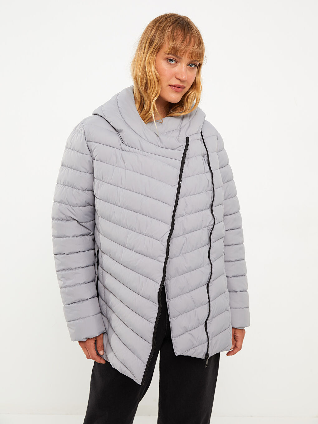 Женский однотонный пуховик с капюшоном-1