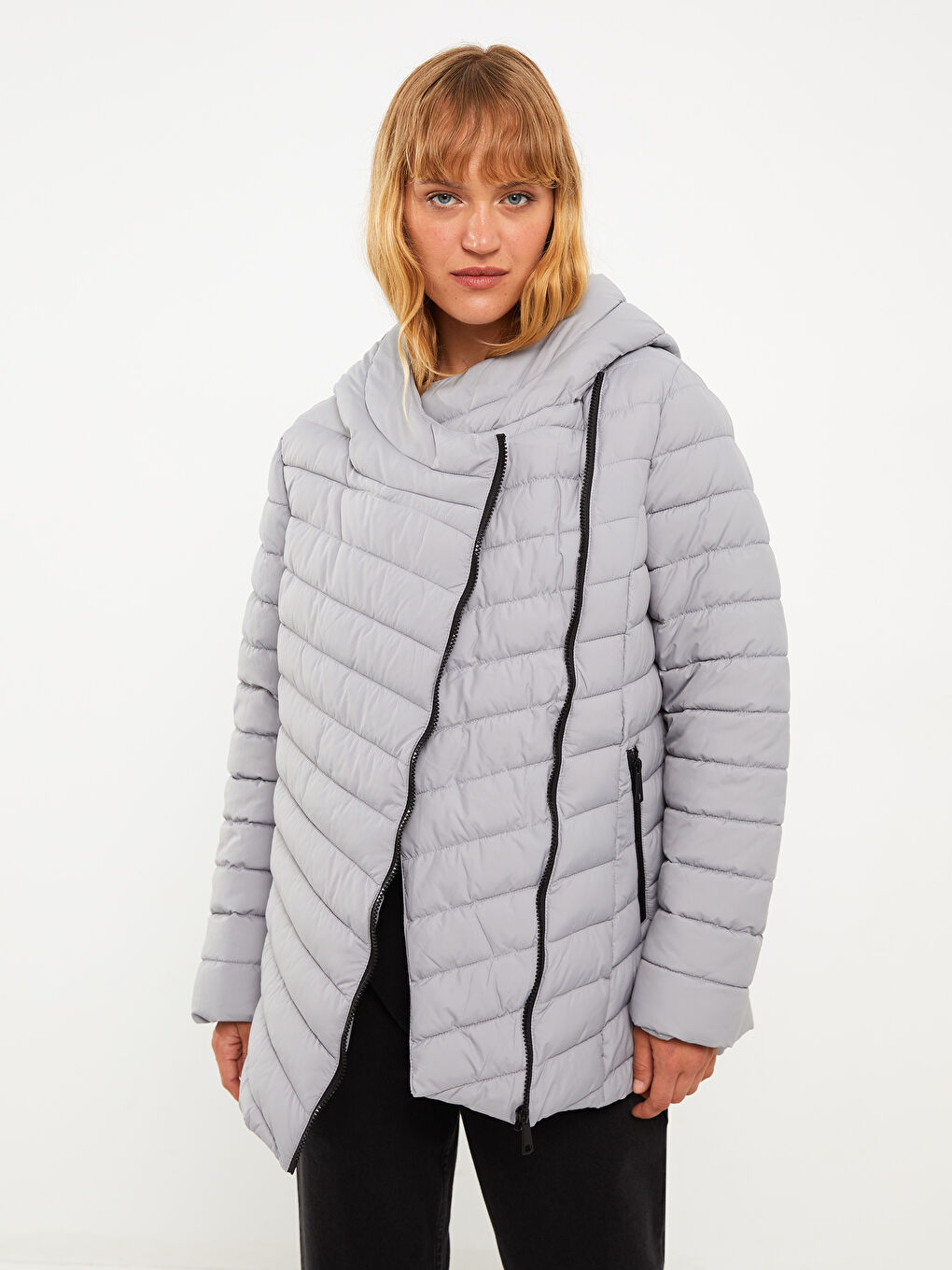 Женский однотонный пуховик с капюшоном-2