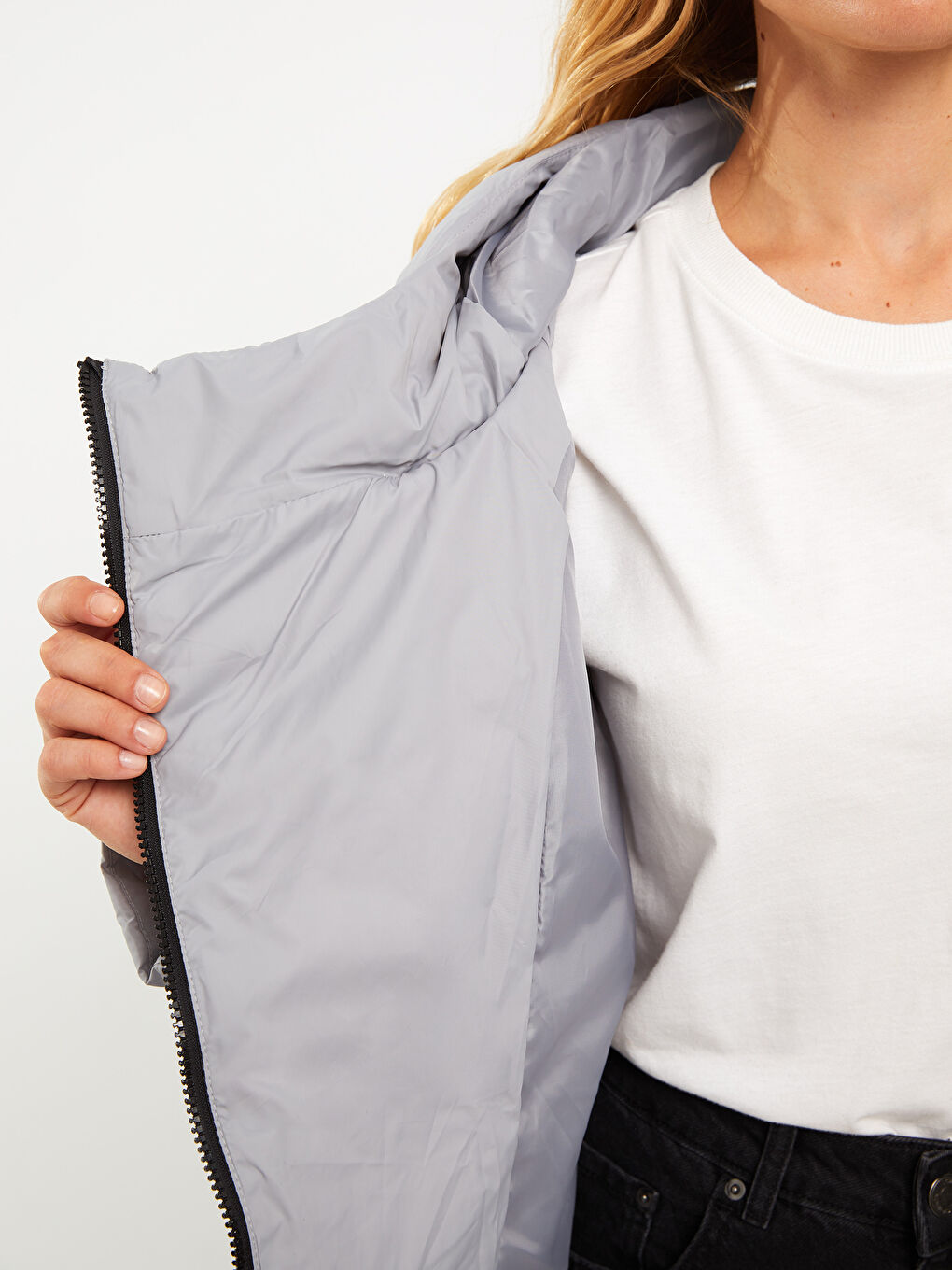 Женский однотонный пуховик с капюшоном-4