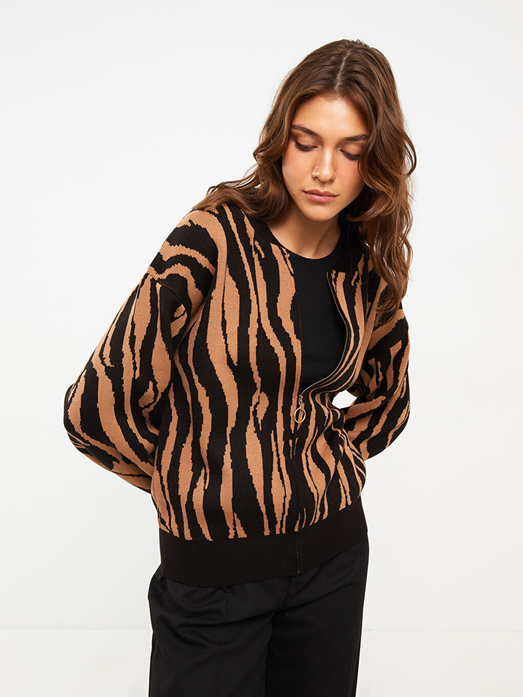 Siyah Bisiklet Yaka Desenli Uzun Kollu Kadın Triko Hırka-1