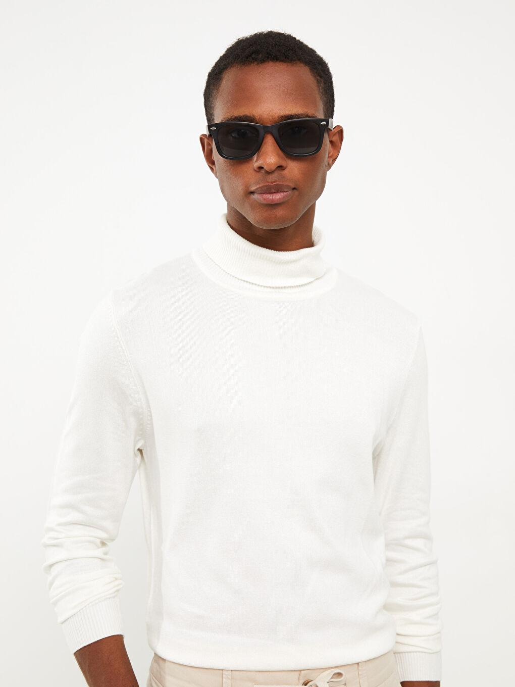 Мужской трикотажный свитер с высоким воротом и длинными рукавами-1