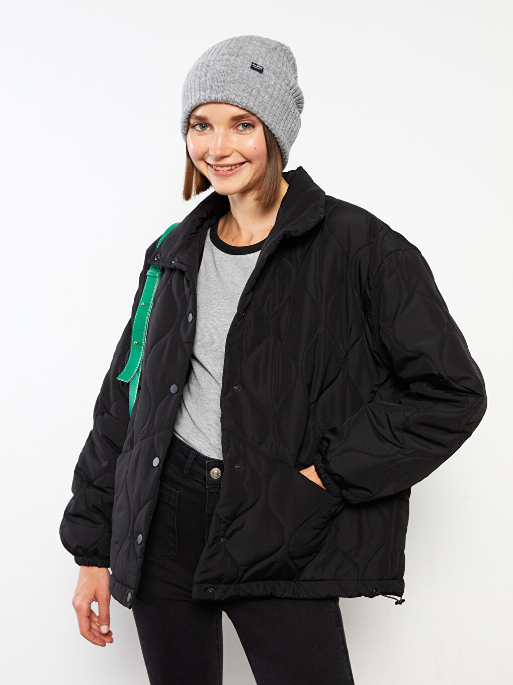 Siyah Dik Yaka Kapitone Desenli Uzun Kollu Kadın Şişme Mont