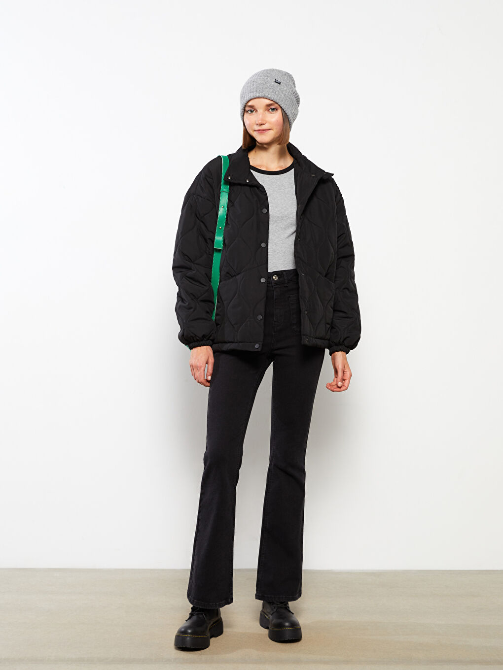 Siyah Dik Yaka Kapitone Desenli Uzun Kollu Kadın Şişme Mont-2