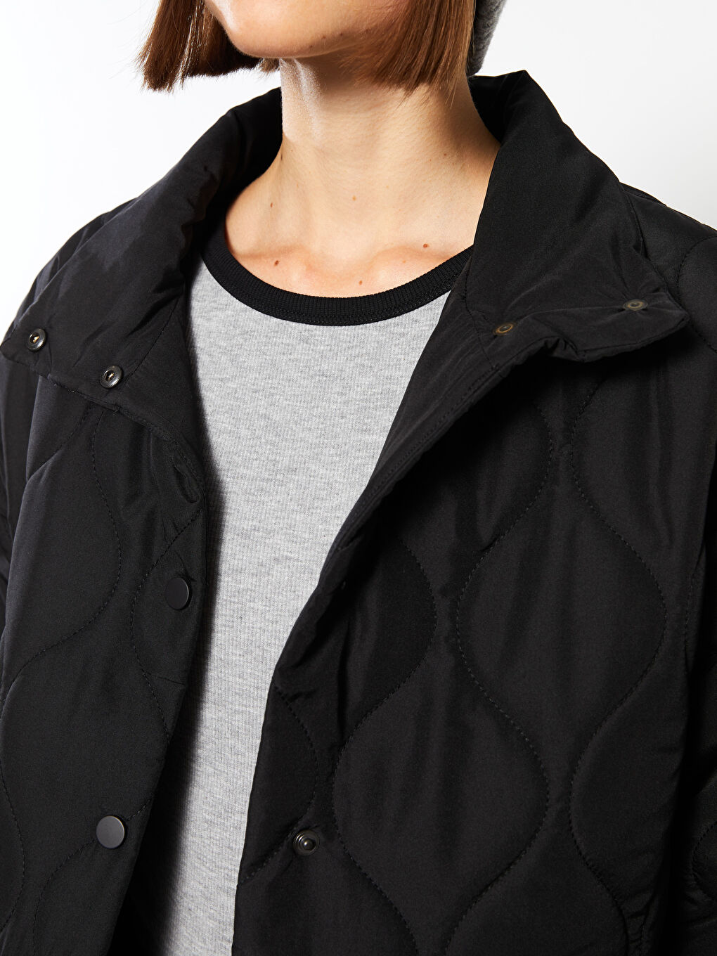 Siyah Dik Yaka Kapitone Desenli Uzun Kollu Kadın Şişme Mont-3