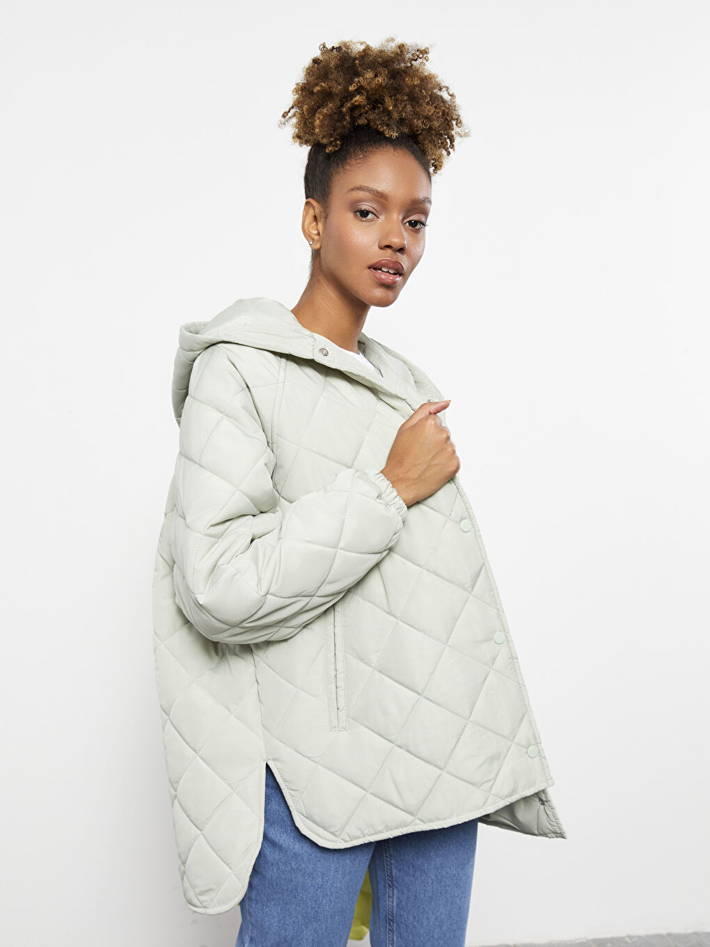 Yeşil Kapüşonlu Kapitone Desenli Uzun Kollu Kadın Şişme Mont