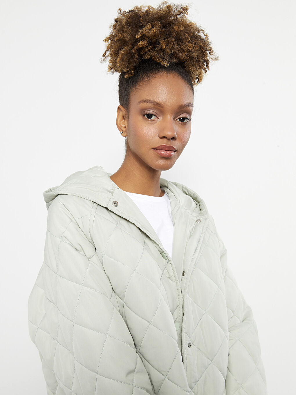 Yeşil Kapüşonlu Kapitone Desenli Uzun Kollu Kadın Şişme Mont-1