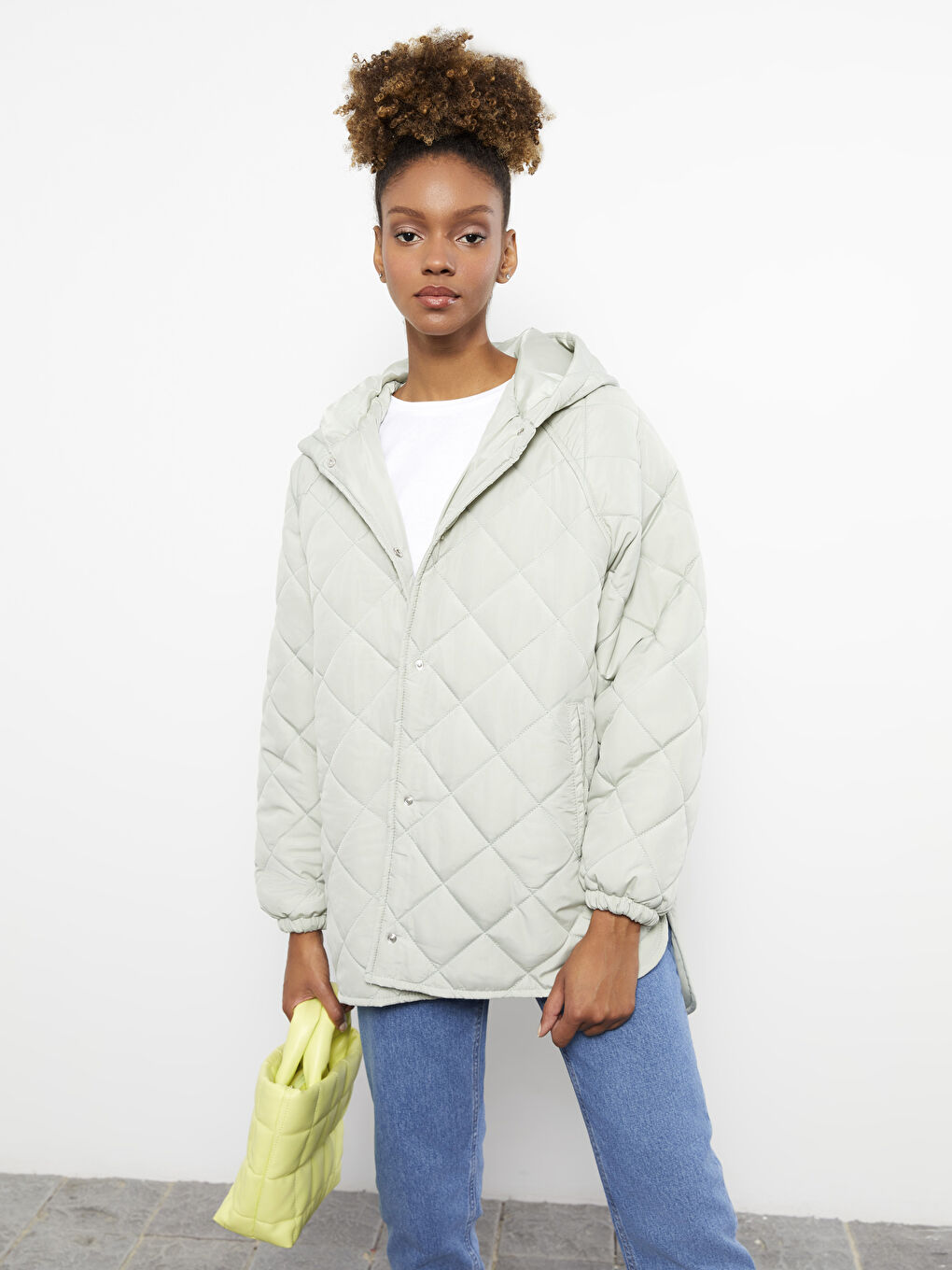 Yeşil Kapüşonlu Kapitone Desenli Uzun Kollu Kadın Şişme Mont-2