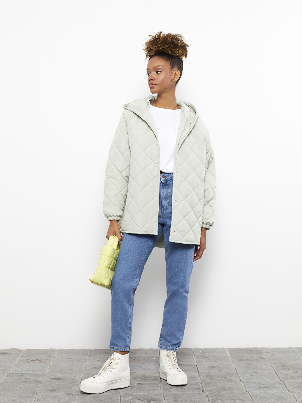 Yeşil Kapüşonlu Kapitone Desenli Uzun Kollu Kadın Şişme Mont-3