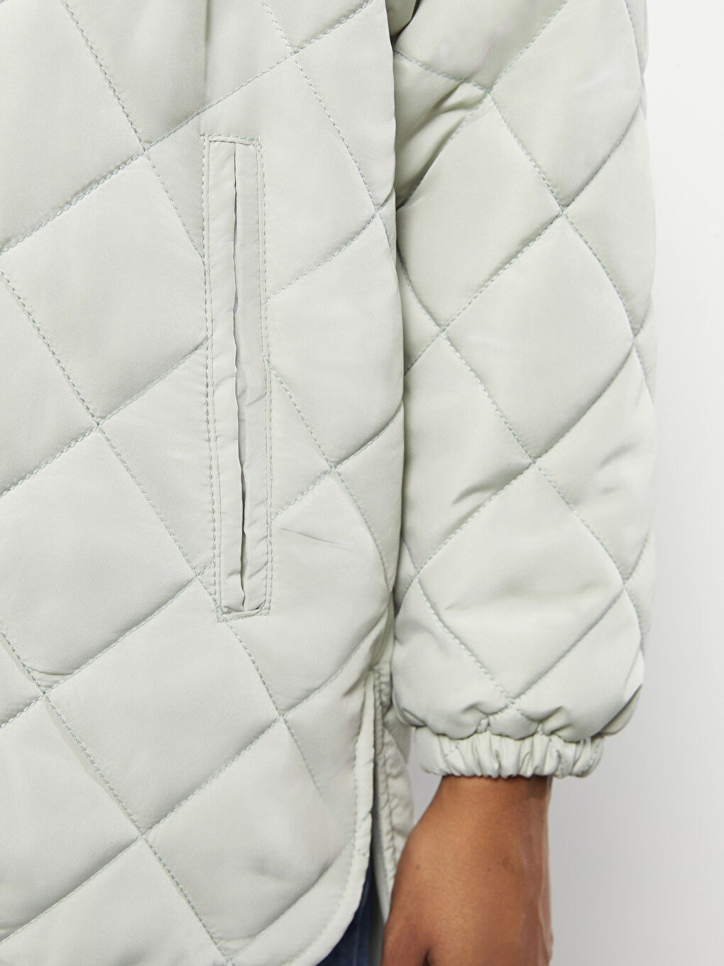 Yeşil Kapüşonlu Kapitone Desenli Uzun Kollu Kadın Şişme Mont-4