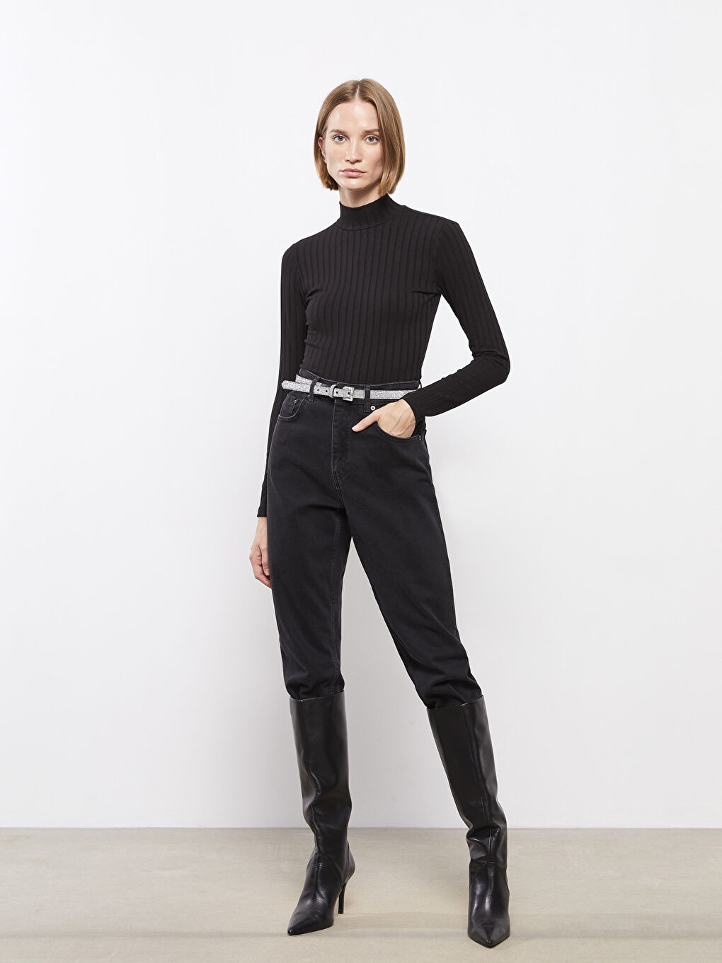 Siyah Dik Yaka Düz Uzun Kollu Kadın Body-1