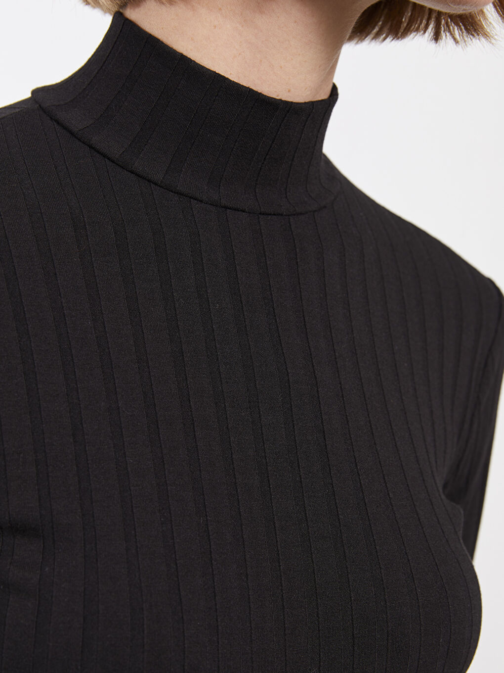 Siyah Dik Yaka Düz Uzun Kollu Kadın Body-2