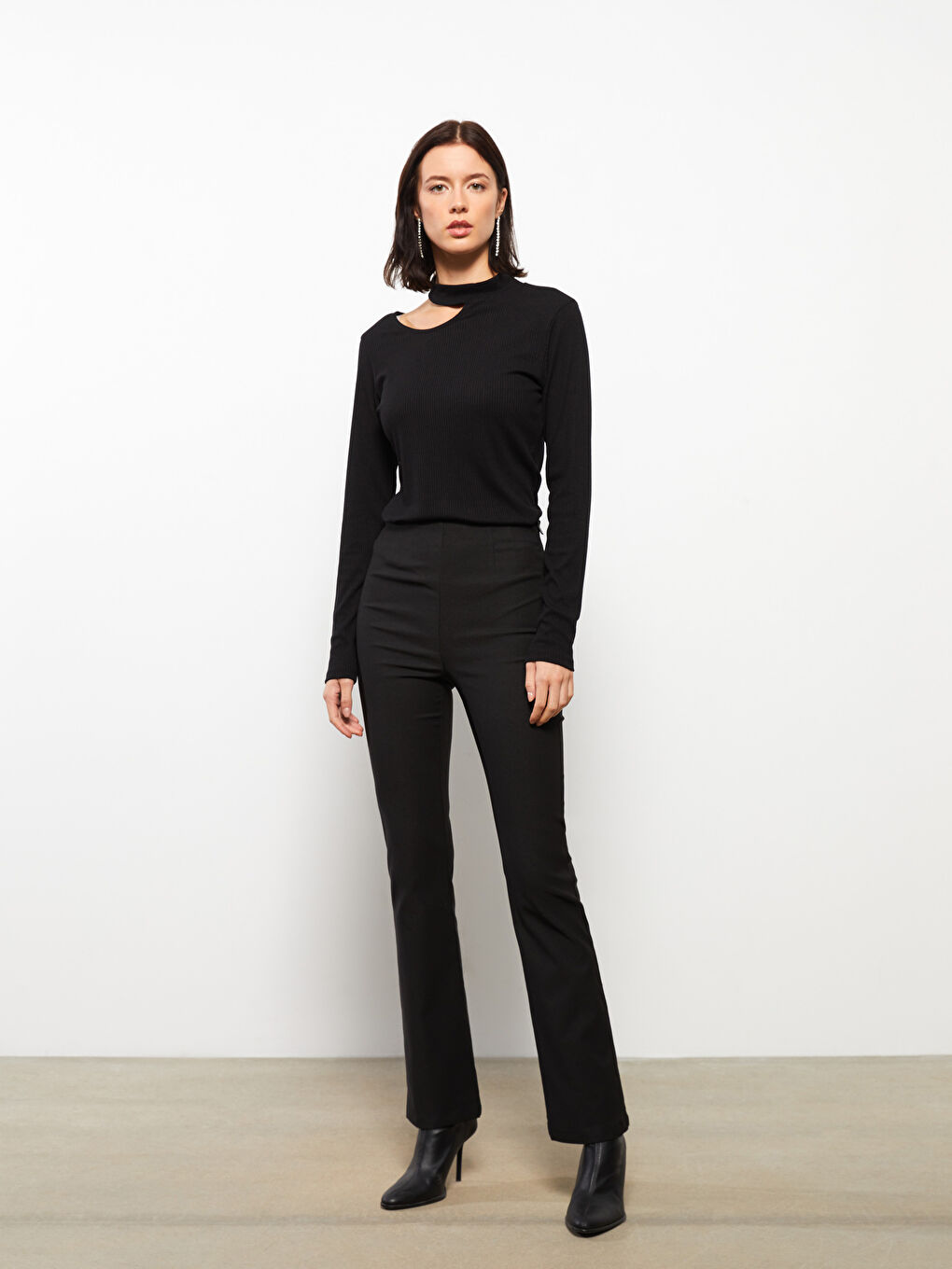 Siyah Dik Yaka Düz Uzun Kollu Kadın Body-1