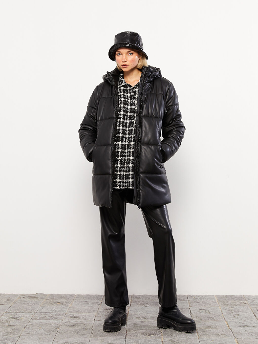 Siyah Kadın Kapüşonlu Düz Şişme Mont