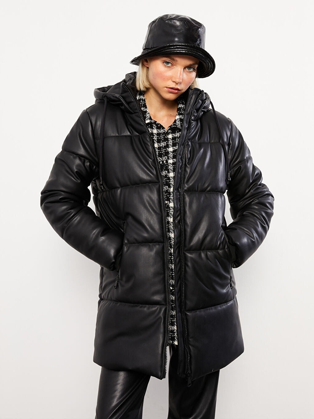 Siyah Kadın Kapüşonlu Düz Şişme Mont-1