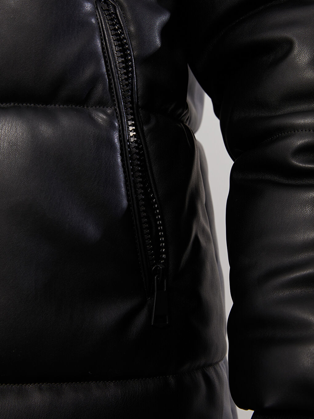 Siyah Kadın Kapüşonlu Düz Şişme Mont-3