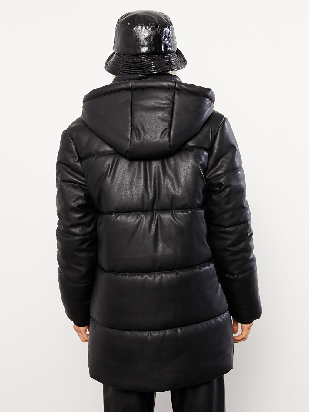 Siyah Kadın Kapüşonlu Düz Şişme Mont-4