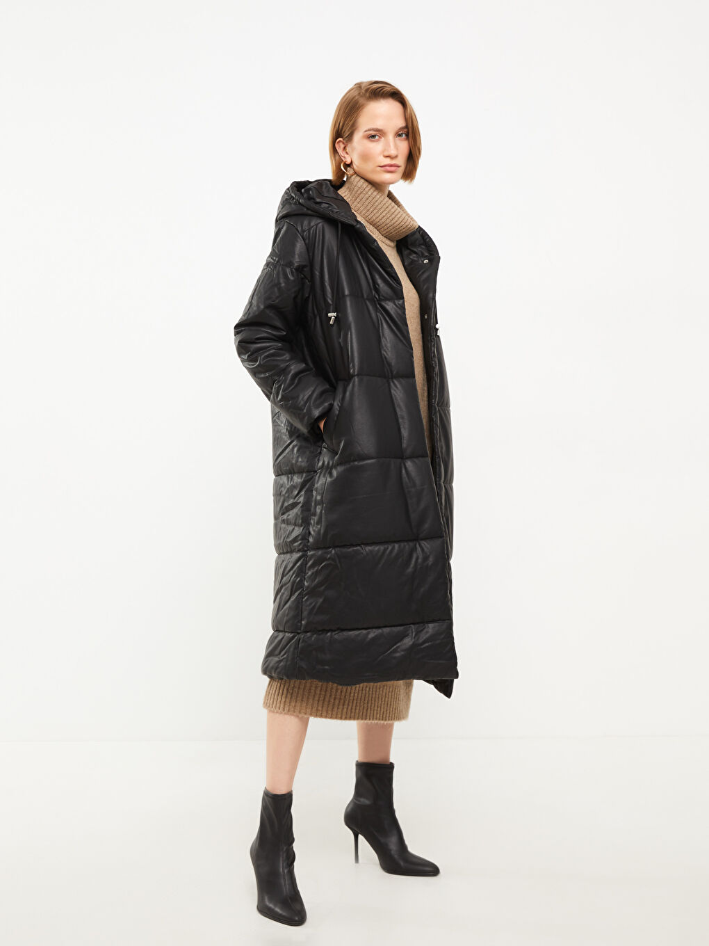 Siyah Kapüşonlu Düz Uzun Kollu Kadın Deri Görünümlü Mont