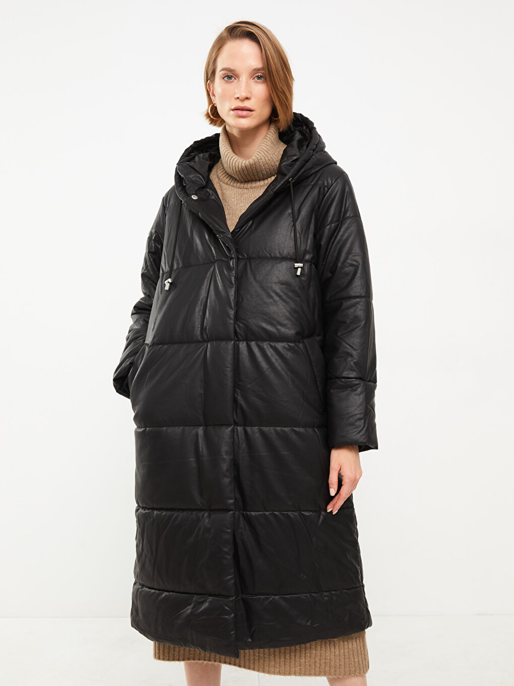 Siyah Kapüşonlu Düz Uzun Kollu Kadın Deri Görünümlü Mont-1