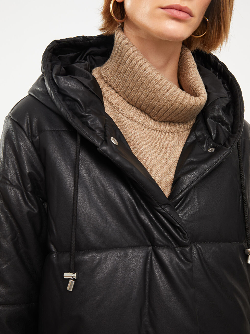 Siyah Kapüşonlu Düz Uzun Kollu Kadın Deri Görünümlü Mont-3