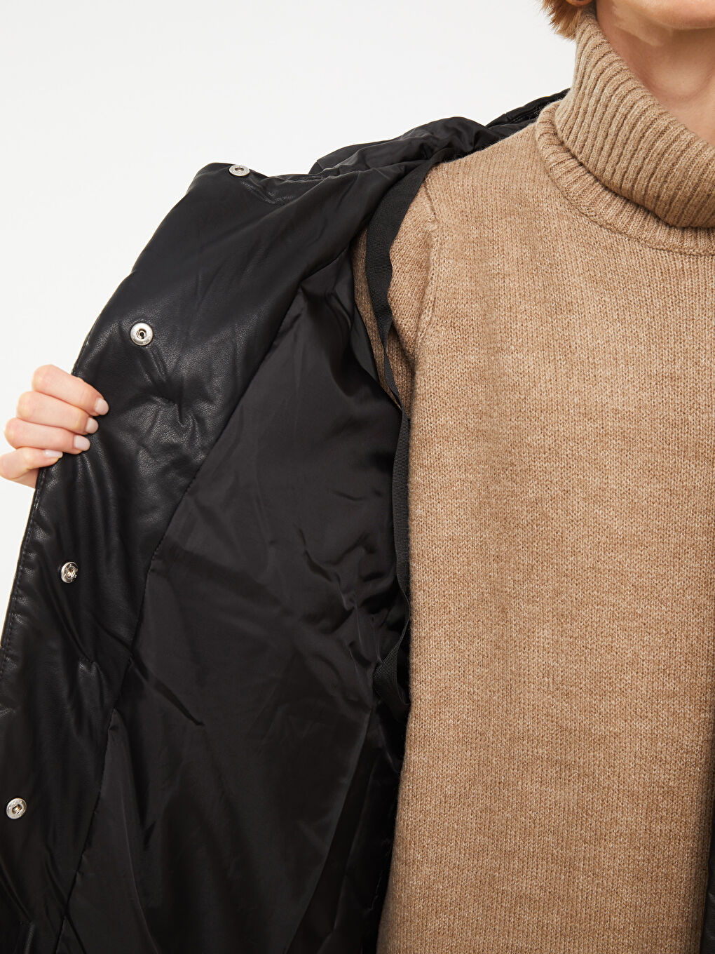 Siyah Kapüşonlu Düz Uzun Kollu Kadın Deri Görünümlü Mont-4