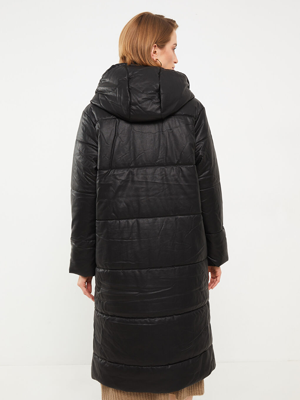 Siyah Kapüşonlu Düz Uzun Kollu Kadın Deri Görünümlü Mont-5
