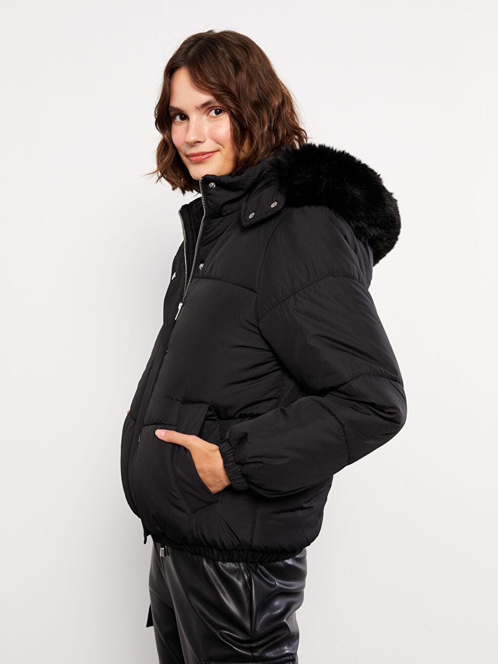 Siyah Kadın Kapüşonlu Düz Şişme Mont