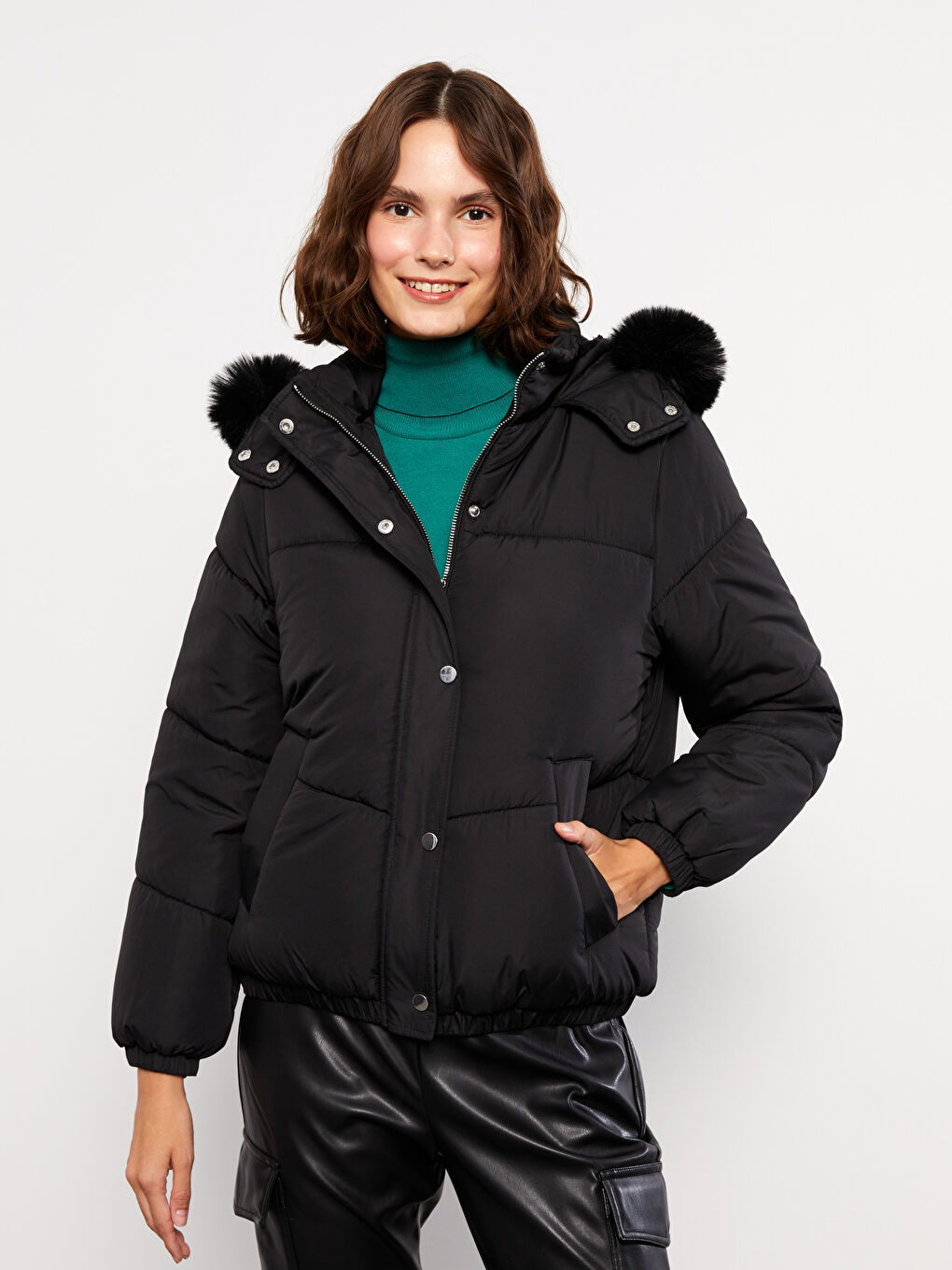 Siyah Kadın Kapüşonlu Düz Şişme Mont-1