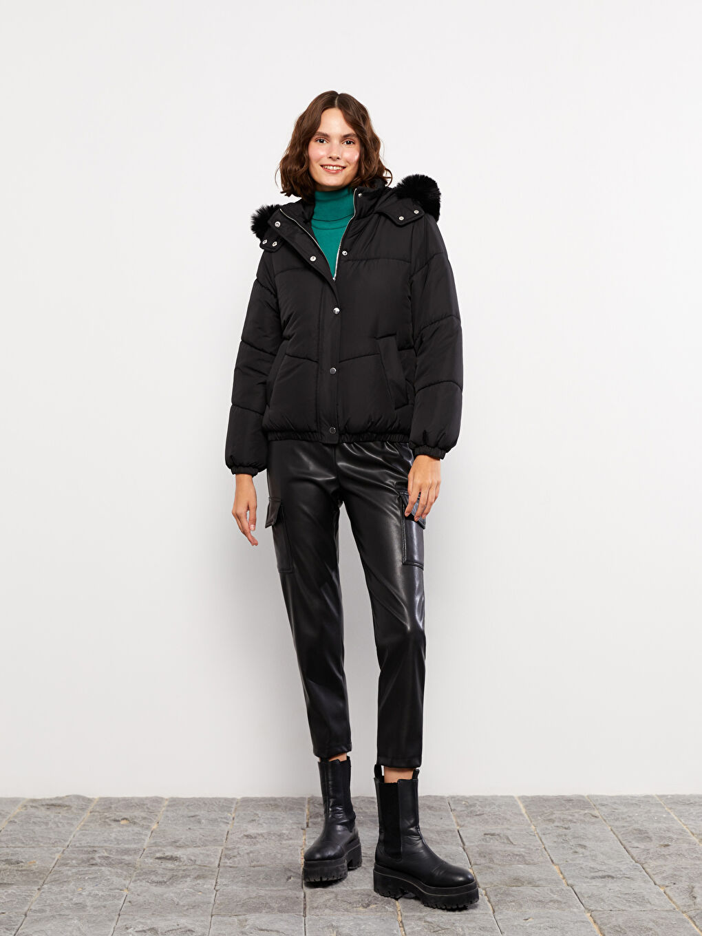 Siyah Kadın Kapüşonlu Düz Şişme Mont-2