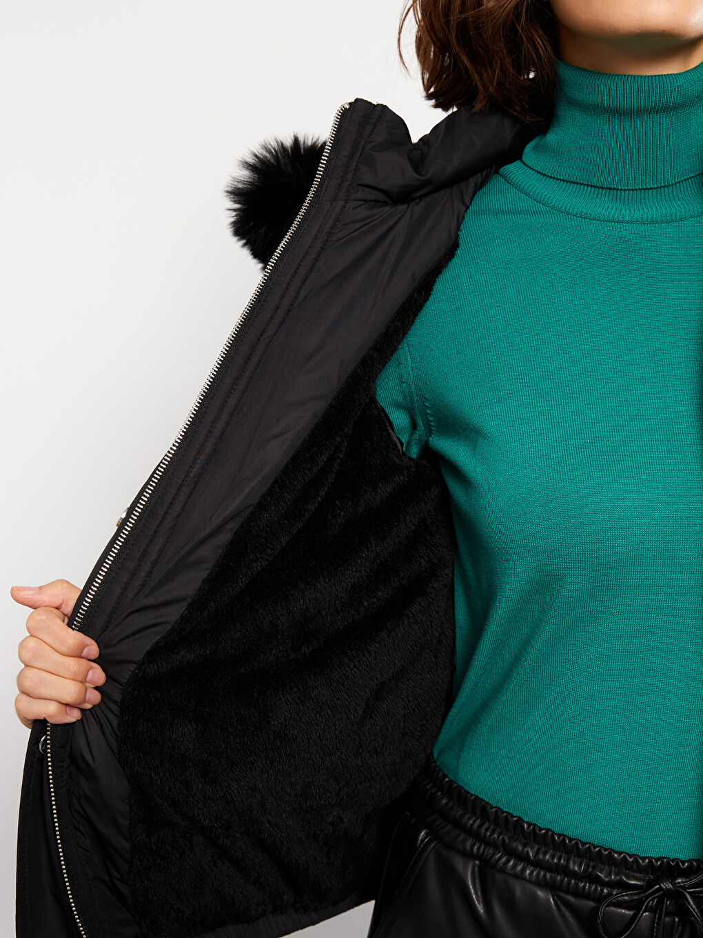 Siyah Kadın Kapüşonlu Düz Şişme Mont-4