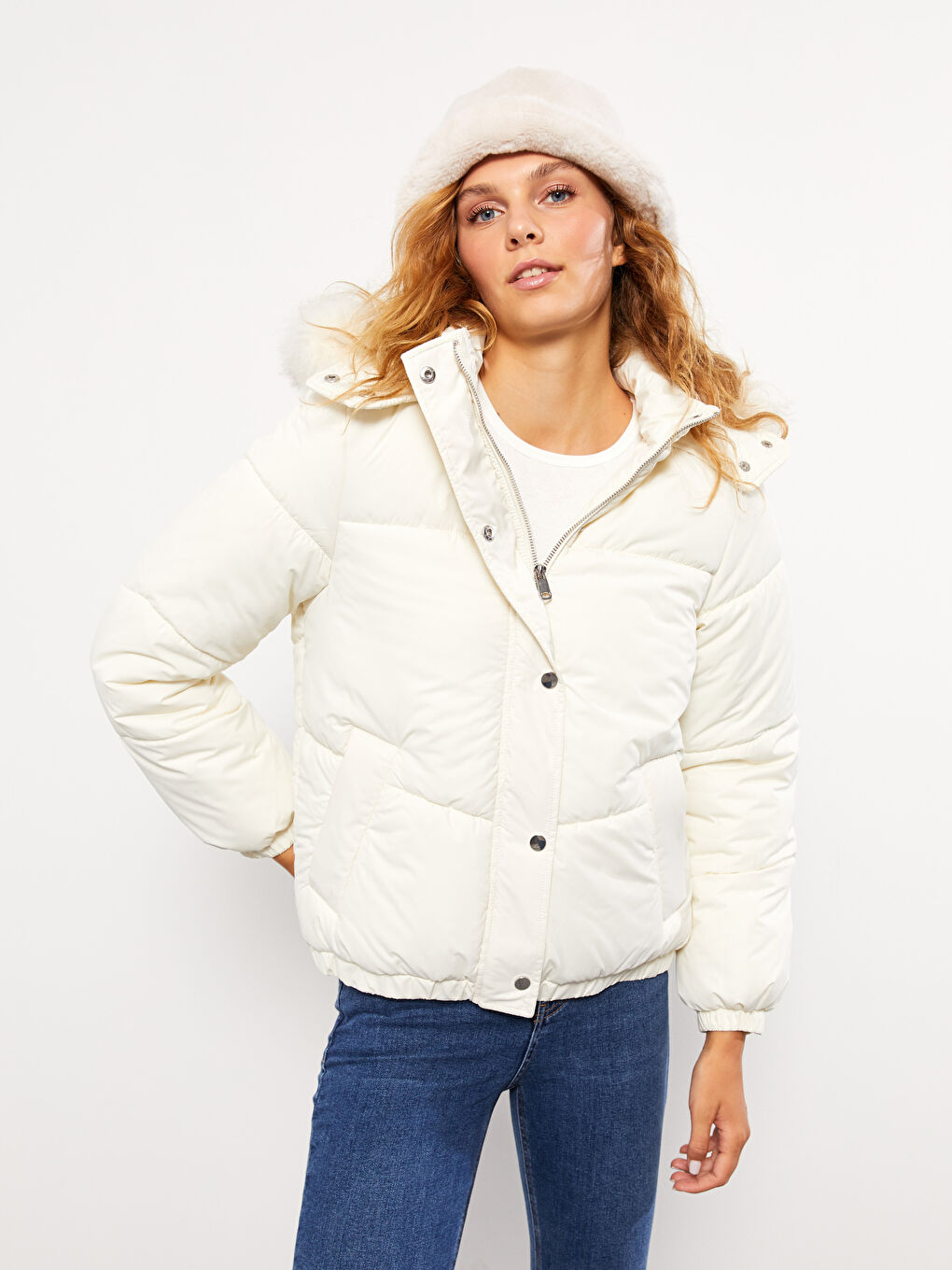 Ekru Kadın Kapüşonlu Düz Şişme Mont-1