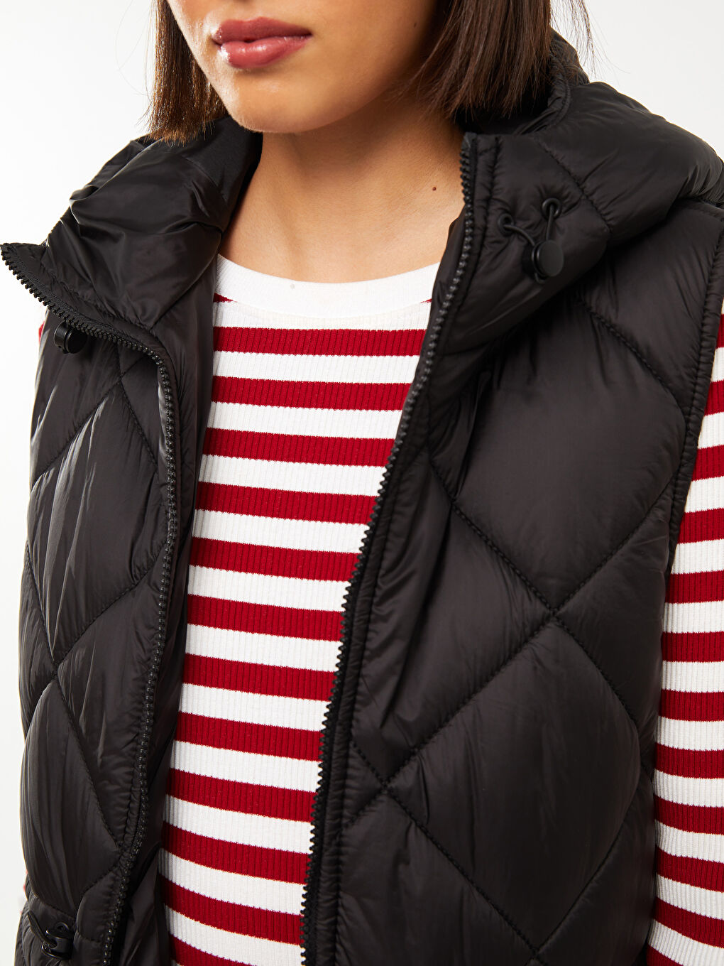 Siyah Kapüşonlu Kapitone Desenli Kadın Şişme Yelek-2