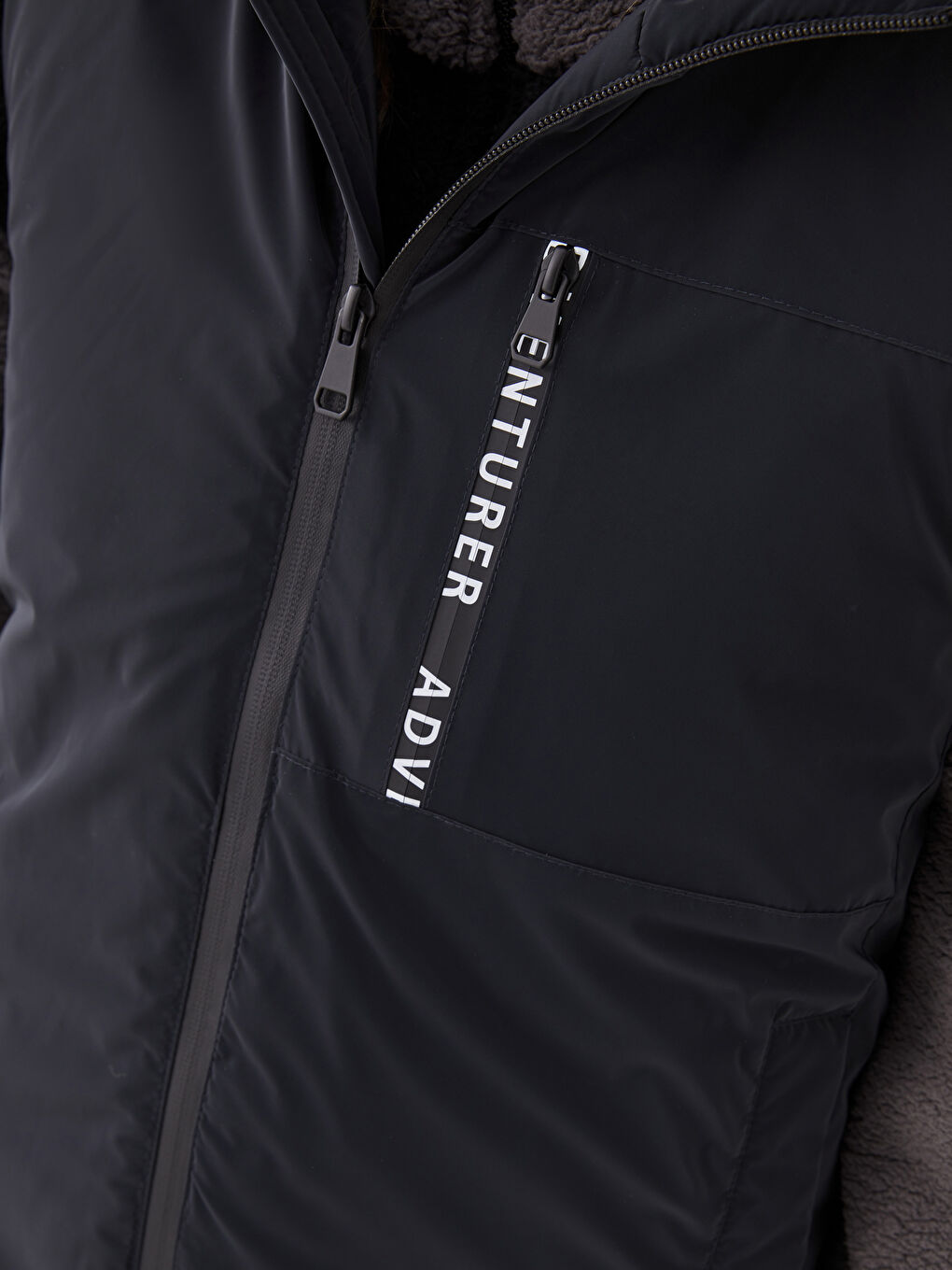 Siyah Kapüşonlu Baskılı Kadın Outdoor Şişme Yelek-6