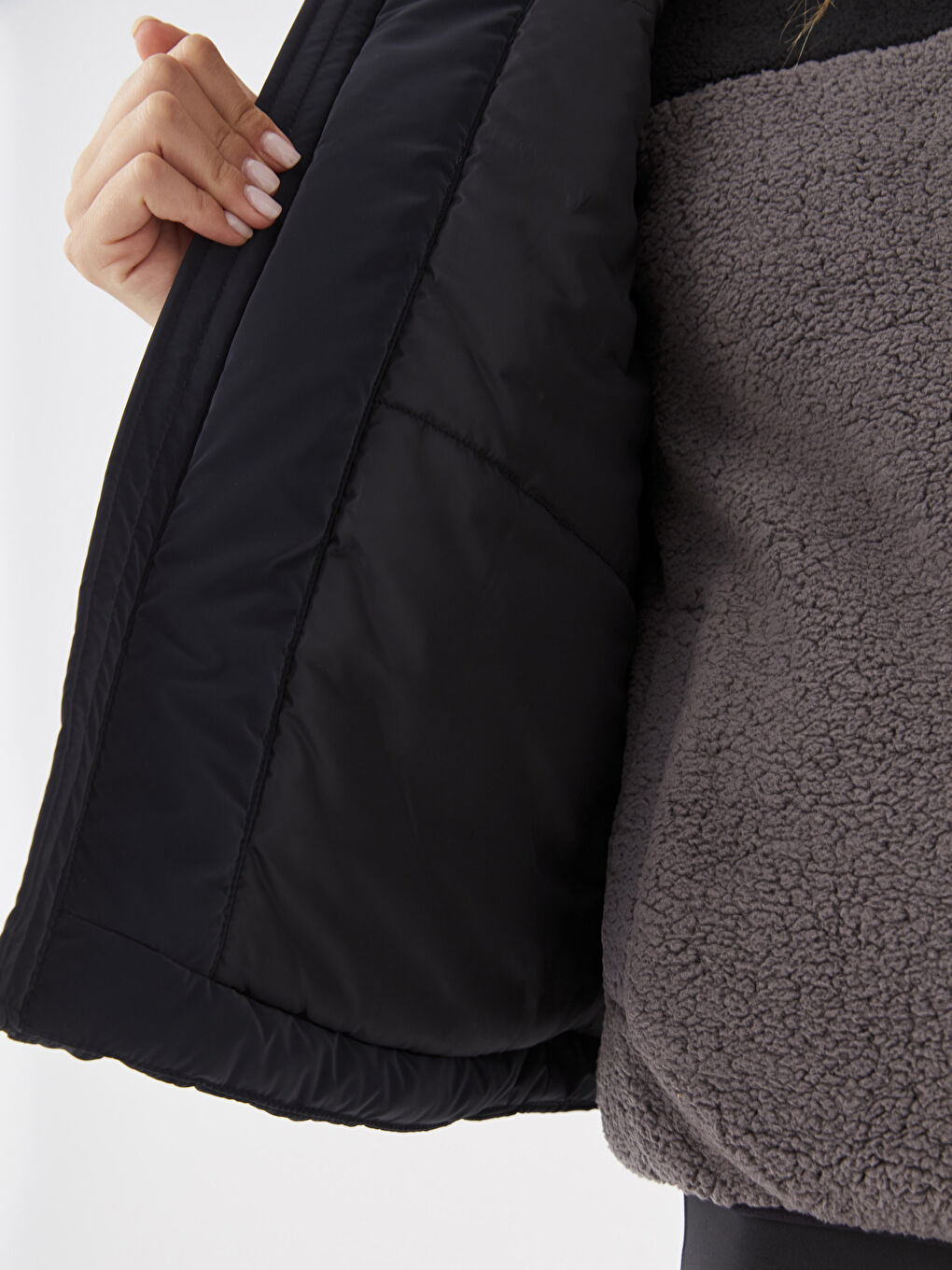 Siyah Kapüşonlu Baskılı Kadın Outdoor Şişme Yelek-8