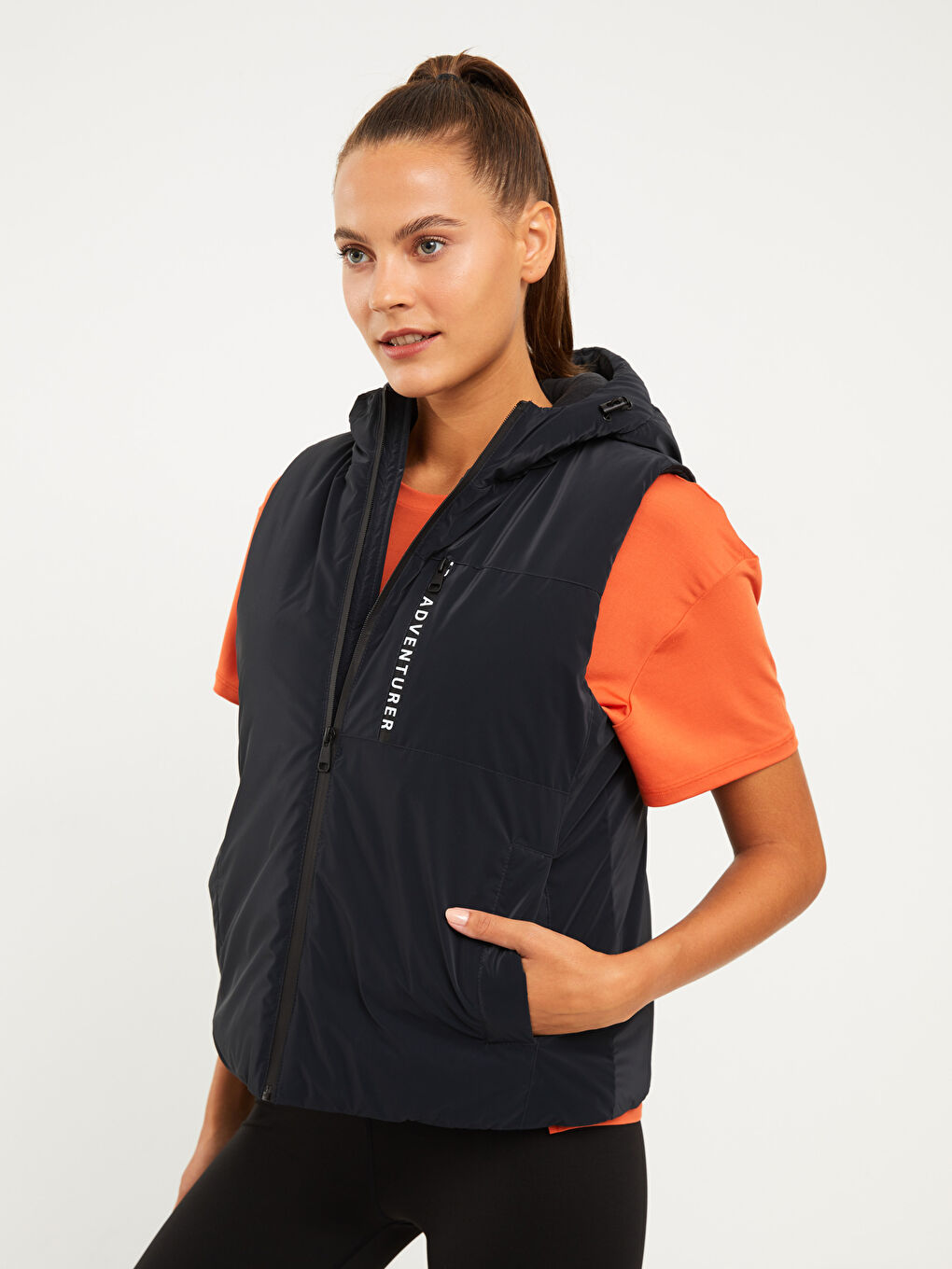 Siyah Kapüşonlu Baskılı Kadın Outdoor Şişme Yelek-1