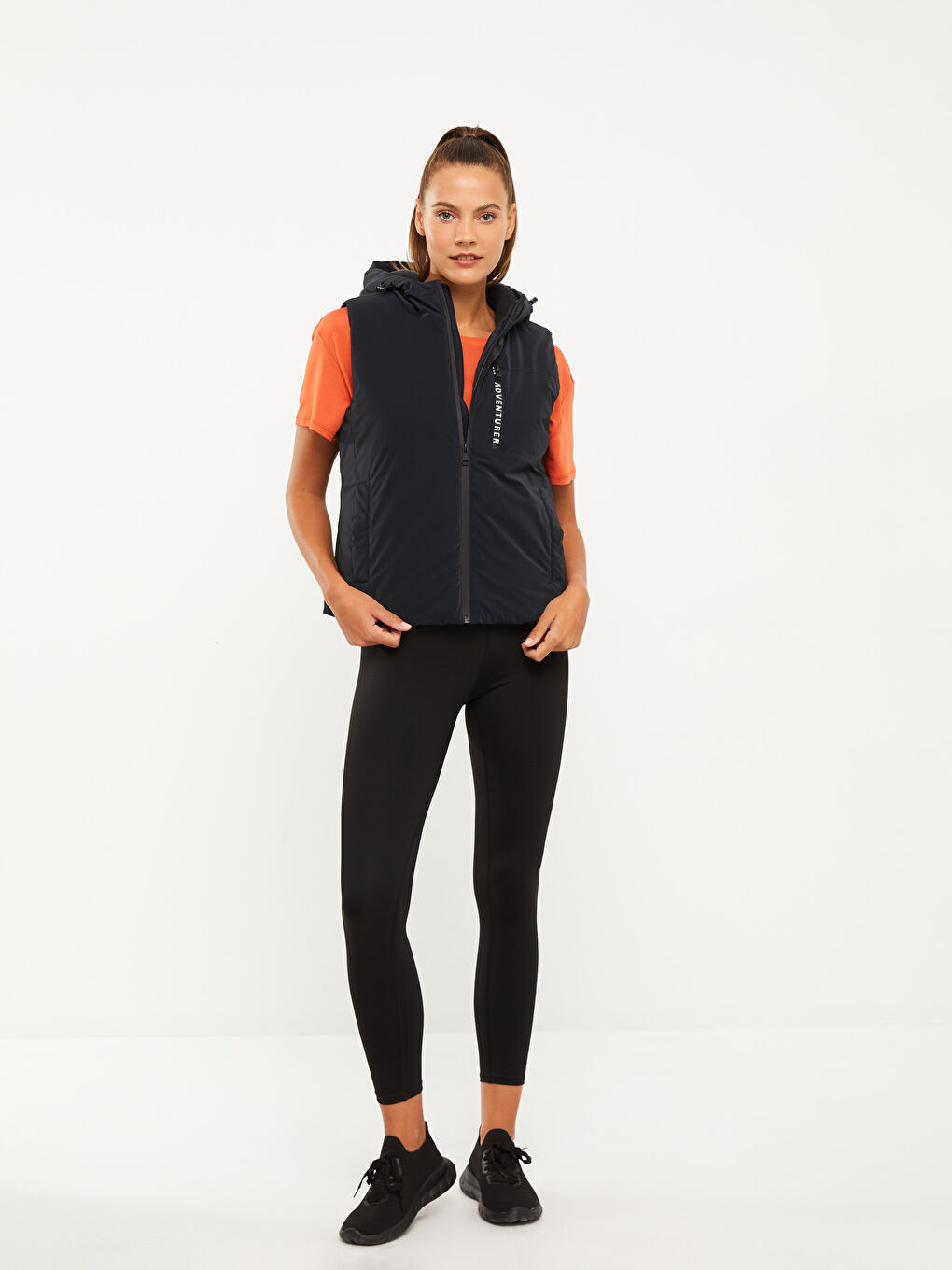 Siyah Kapüşonlu Baskılı Kadın Outdoor Şişme Yelek-5