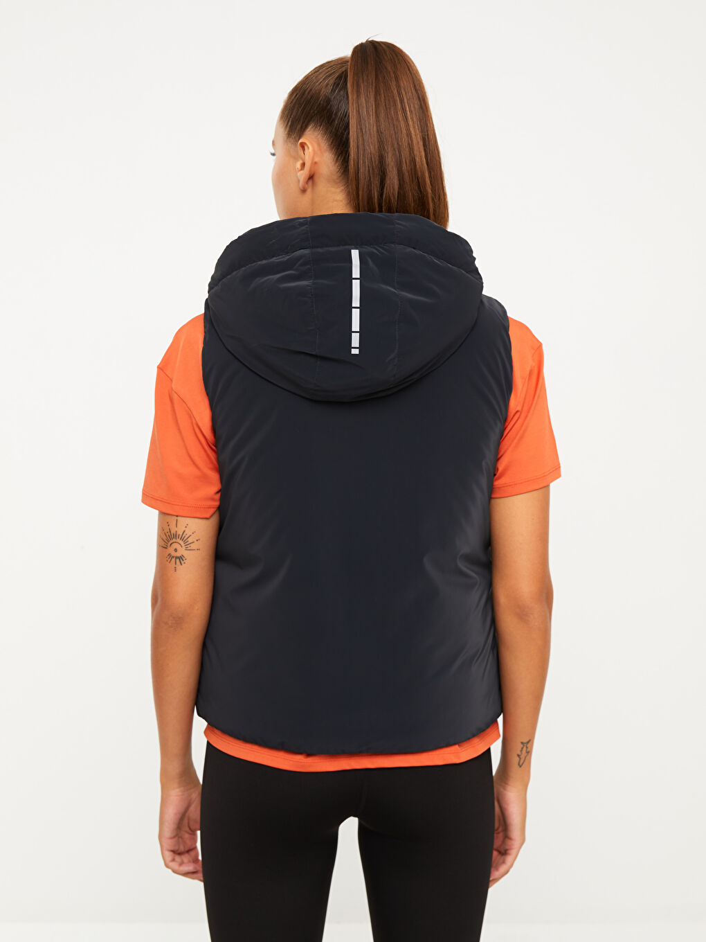 Siyah Kapüşonlu Baskılı Kadın Outdoor Şişme Yelek-11