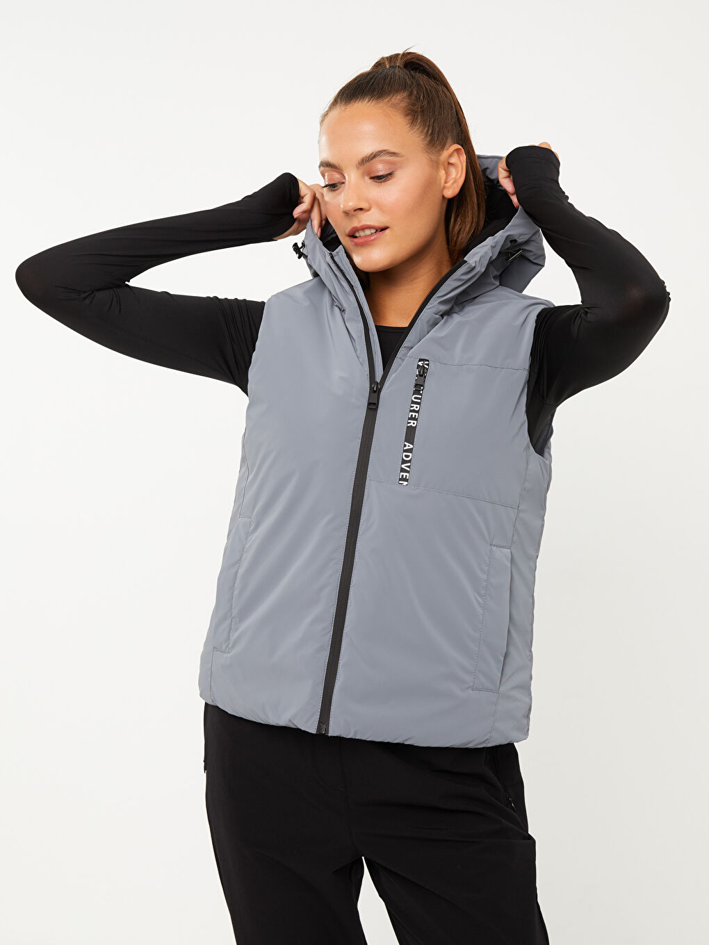 Gri Kapüşonlu Baskılı Kadın Outdoor Şişme Yelek