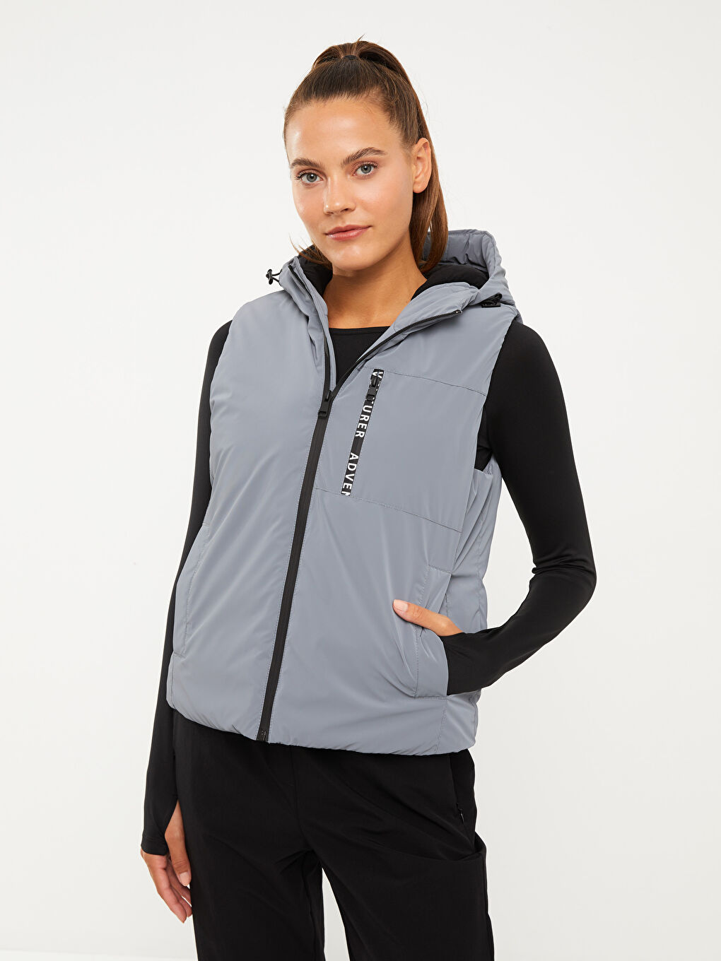 Gri Kapüşonlu Baskılı Kadın Outdoor Şişme Yelek-1