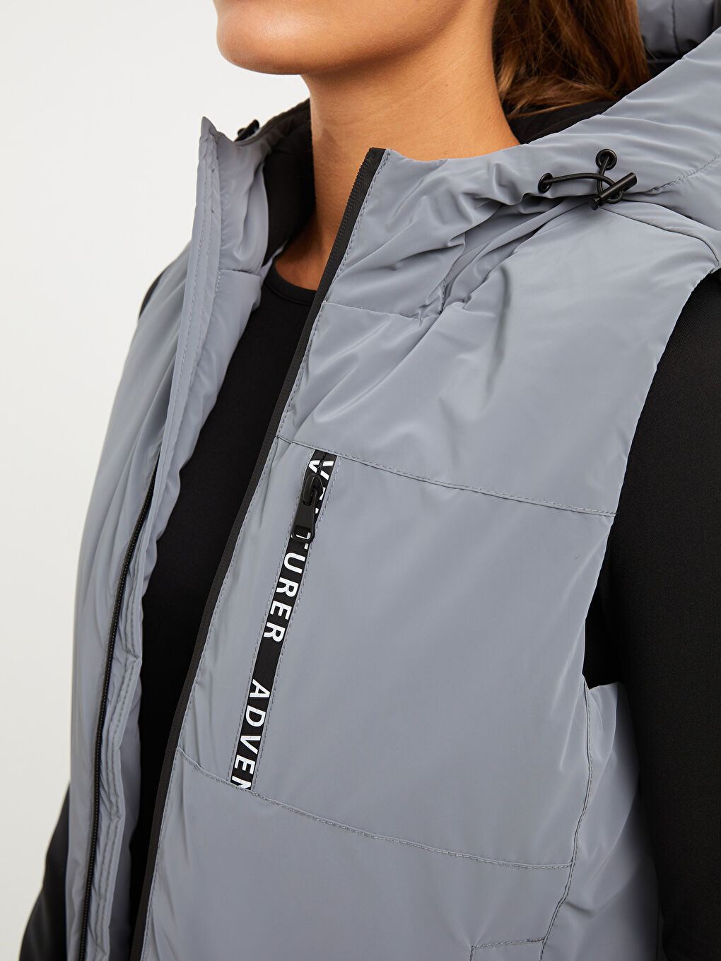 Gri Kapüşonlu Baskılı Kadın Outdoor Şişme Yelek-3