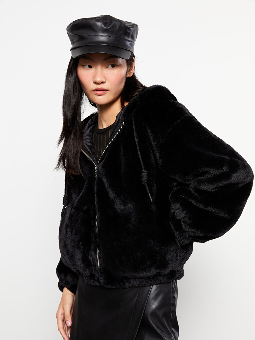 Siyah Kapüşonlu Düz Uzun Kollu Pelüş Kadın Mont-2