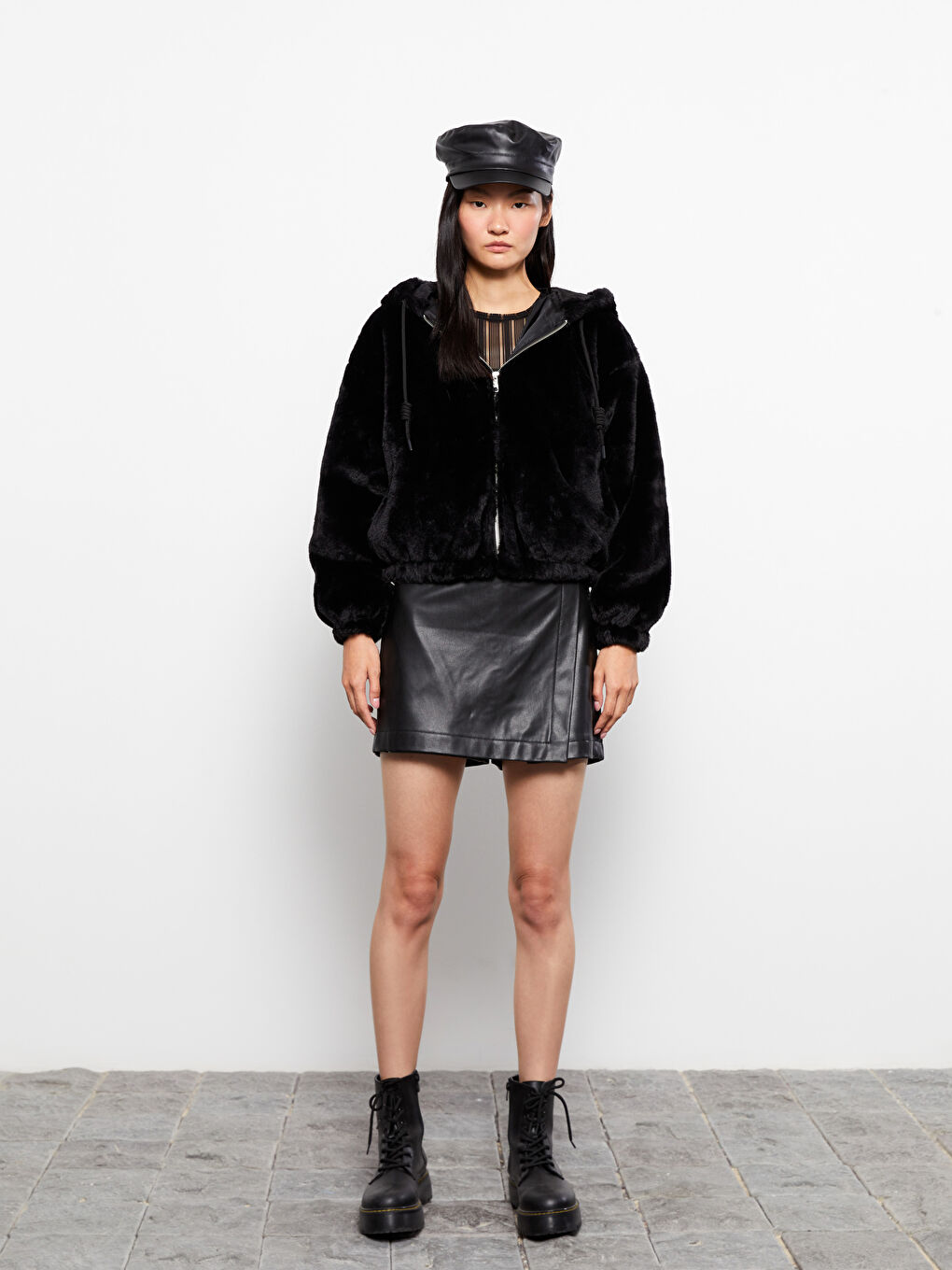 Siyah Kapüşonlu Düz Uzun Kollu Pelüş Kadın Mont-4