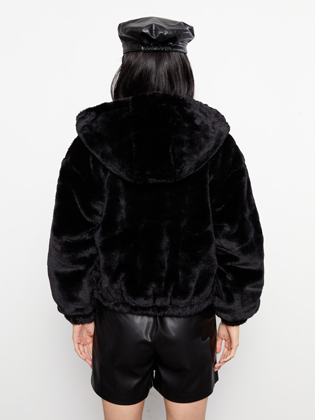 Siyah Kapüşonlu Düz Uzun Kollu Pelüş Kadın Mont-10