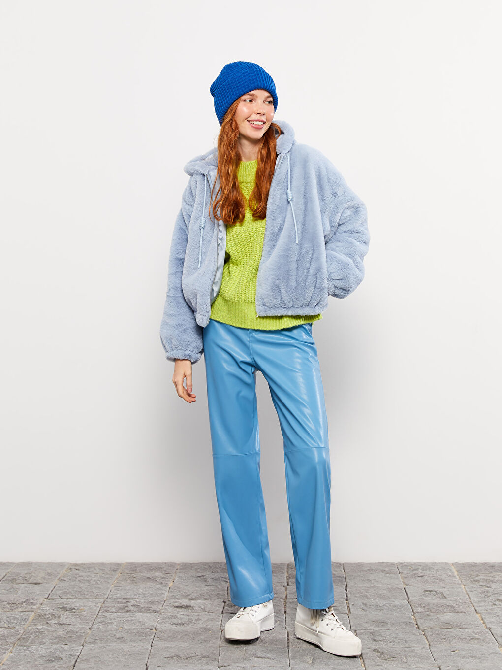 Mavi Kapüşonlu Düz Uzun Kollu Pelüş Kadın Mont