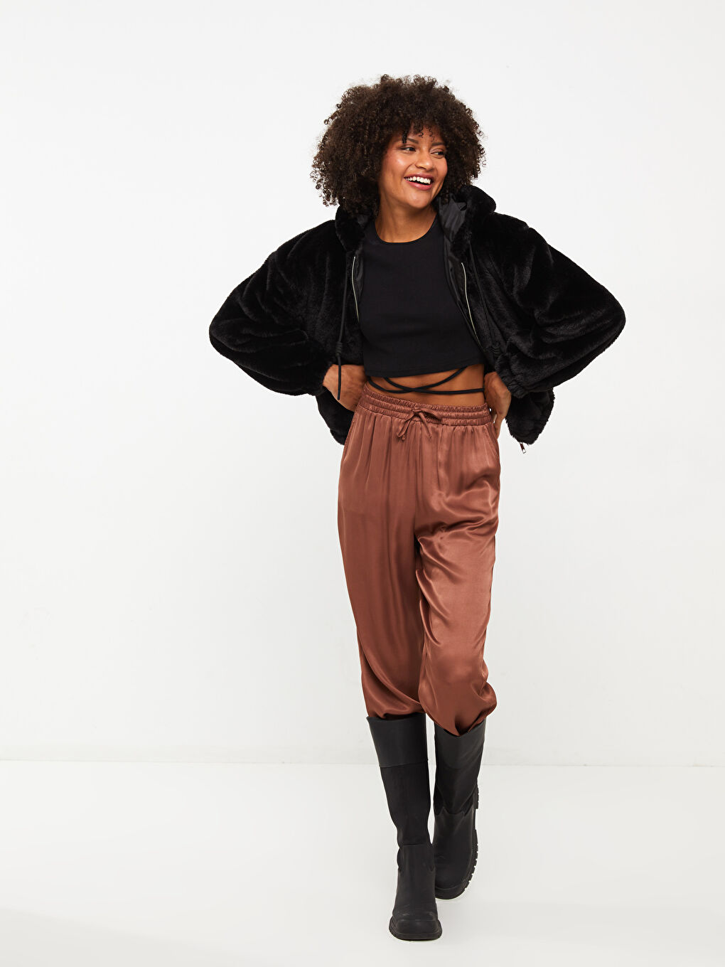 Siyah Kapüşonlu Düz Uzun Kollu Pelüş Kadın Mont-1