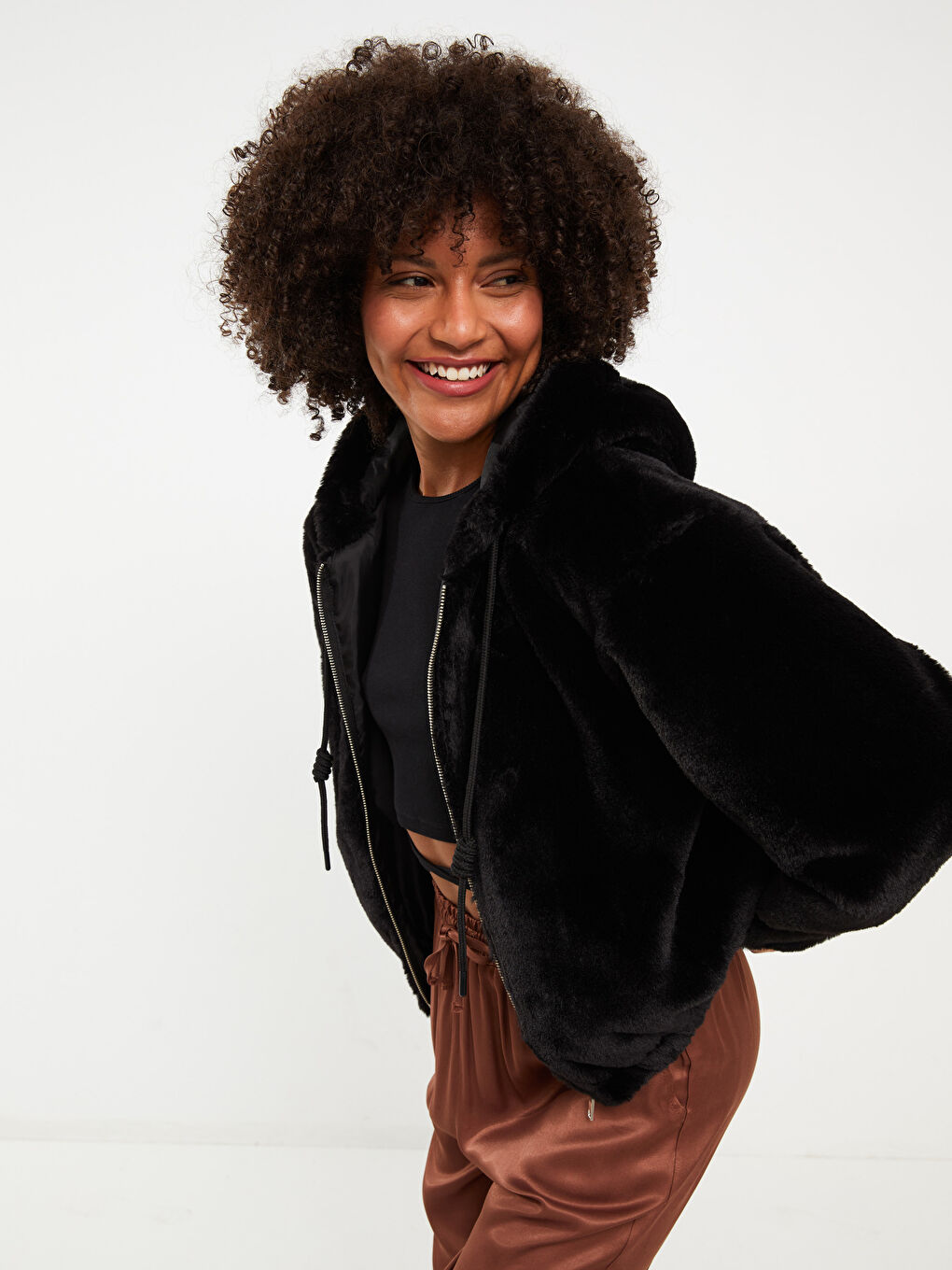 Siyah Kapüşonlu Düz Uzun Kollu Pelüş Kadın Mont-3